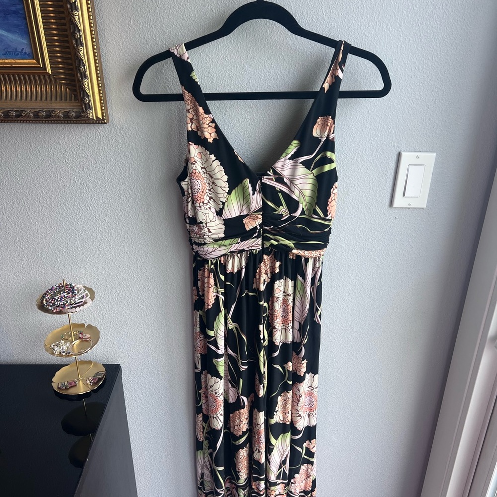 Gorgeous floral dress.